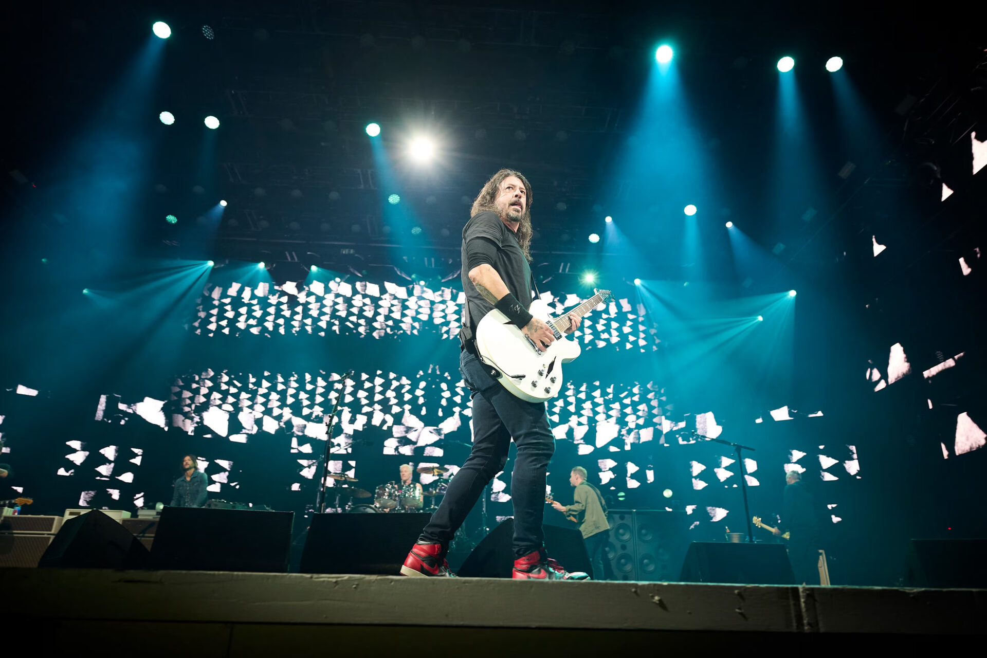 Dave Grohl s Foo Fighters opět na pódiu (Scarlet Page)